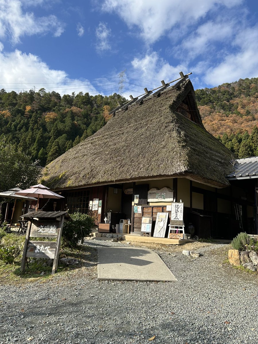 su_nu_be's tweet photo. 京都府美山の「かやぶきの里」に行ってきました🚙
日本のなつかしい故郷の雰囲気で、
秋も感じれて🍁✨凄くリラックスできました☺️ https://t.co/m9lpGDGvnW