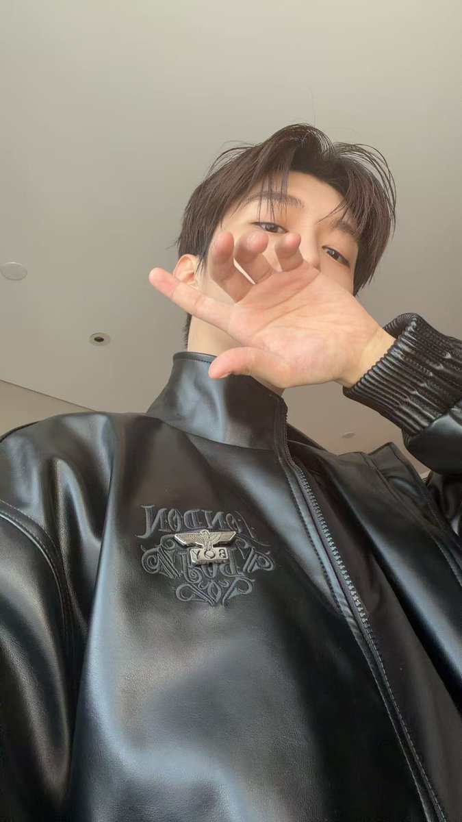 ofAdamn's tweet image. This leather jacket gives a cool and stylish look. I took two photos with confidence, showing my own vibe and personality. Do you think this fashion style fits me well? I like how simple clothes can still make a strong impression.