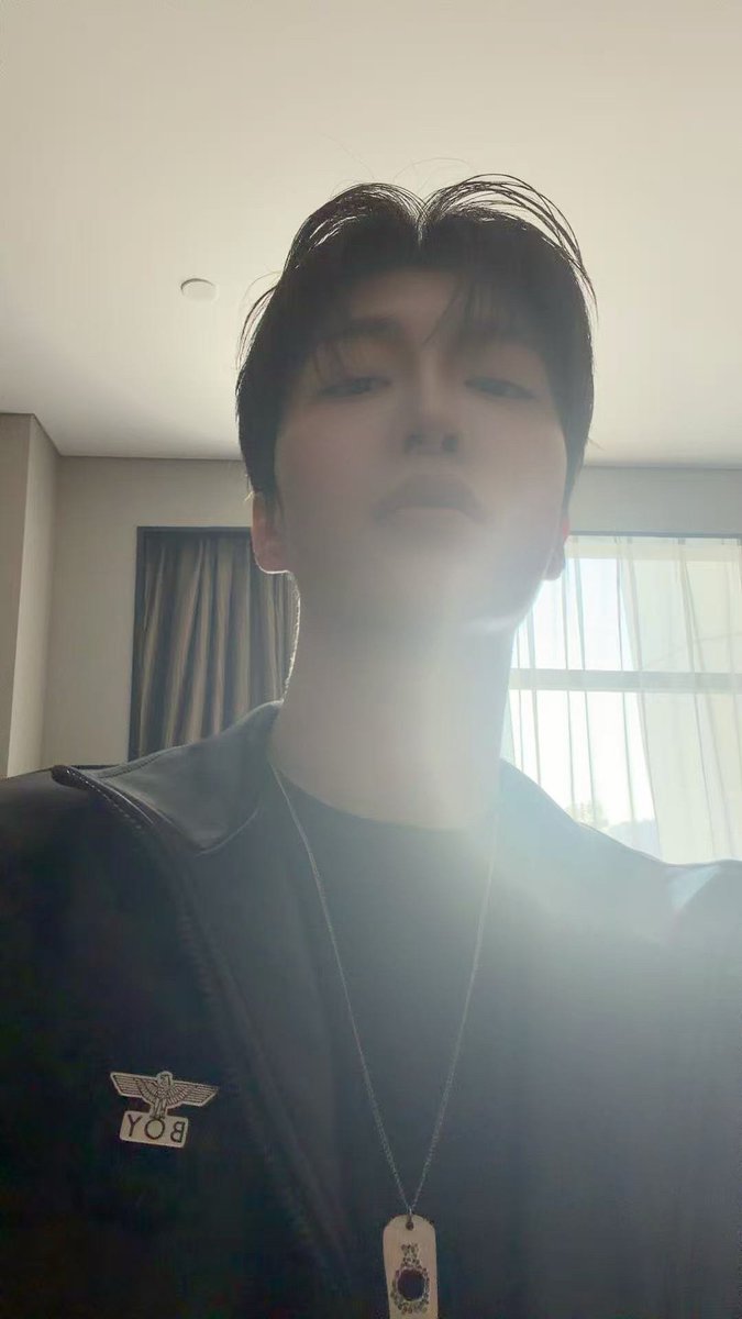 ofAdamn's tweet image. This leather jacket gives a cool and stylish look. I took two photos with confidence, showing my own vibe and personality. Do you think this fashion style fits me well? I like how simple clothes can still make a strong impression.