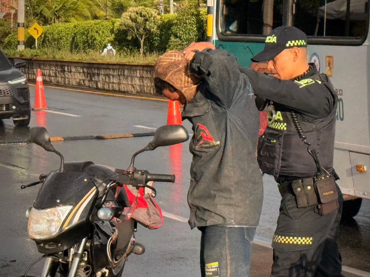 En Rionegro seguimos trabajando por la tranquilidad de todos. 👮🏻‍♂️👮🏻‍♀️🚔

Hoy realizamos un puesto de control junto a la Fuerza Pública y Movilidad, acompañando a los ciudadanos de bien y reforzando nuestra presencia en las vías.

Seguimos firmes protegiendo la vida. 🚘❤️