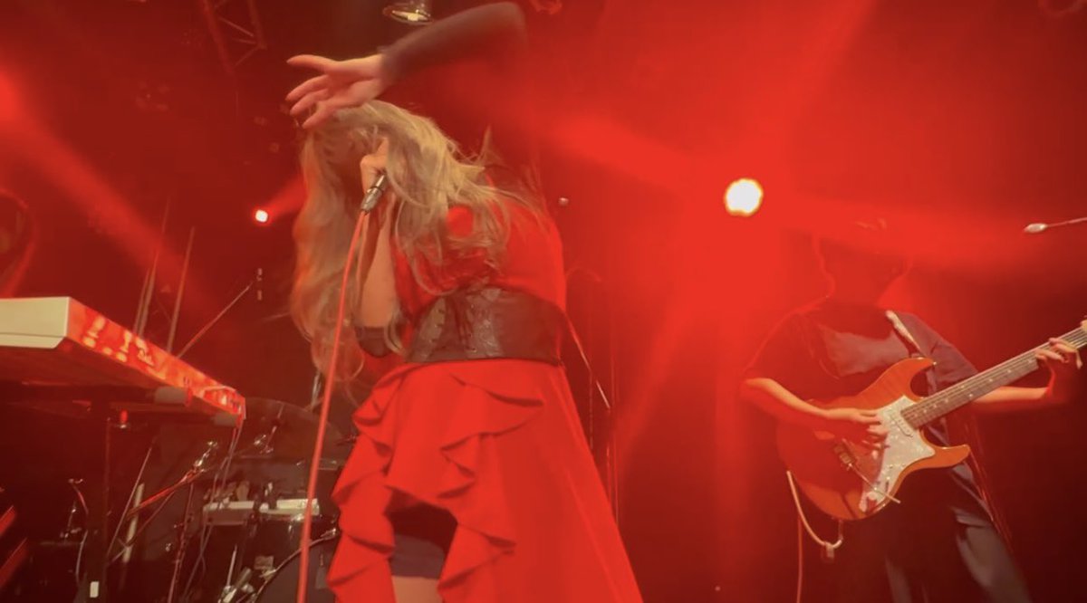2025.11.29 代々木labo 20万秒ライブ
💋ün:lyric-アンリリック-💃
その目で捉えられたら離れられない魅了
そして色気ありの熱量🔥アンリリックを見れる嬉しさと、興奮、緊張。色んな感情がごちゃごちゃしてる。
ゆうちゃん1つ1つの表情を見逃したくない。大好き☺️いつもありがとう！