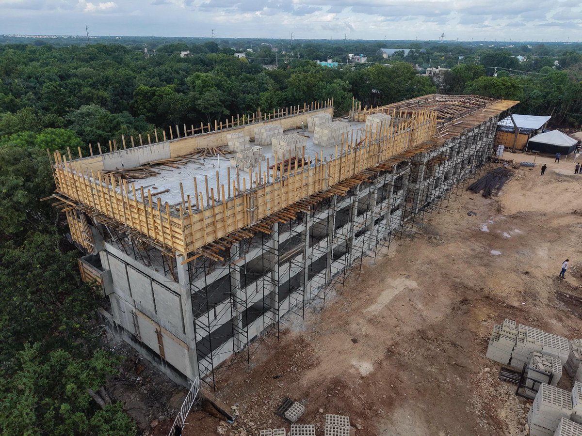 Una preparatoria más en Cancún, Quintana Roo. Que ningún joven se quede sin estudiar. Viva la educación pública.