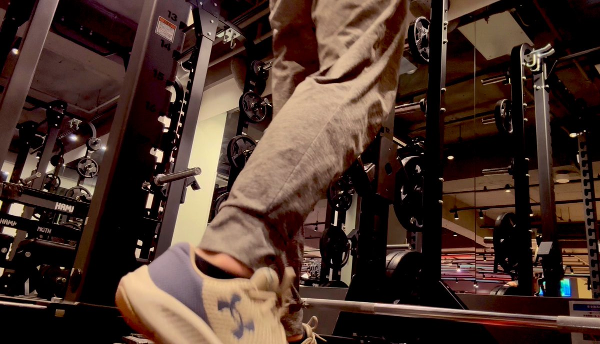 朝ジム成功。デッドリフトで腰を攻める