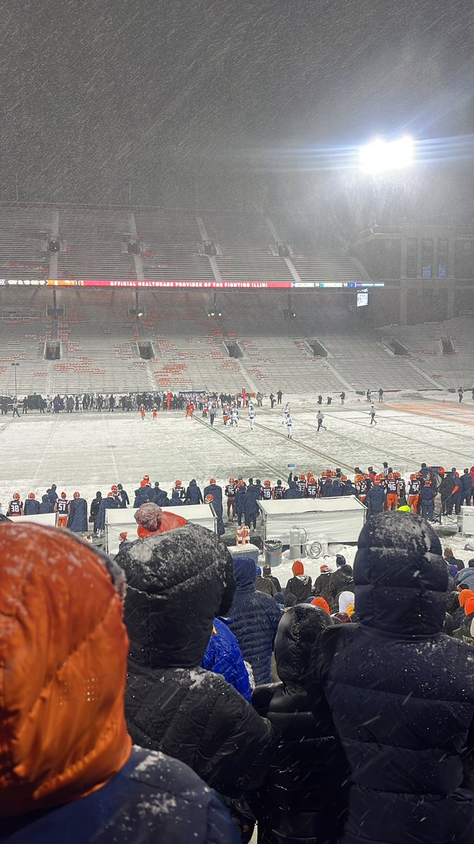 JonathanAlday7's tweet photo. Former @IlliniOn247 intern reporting from the stands. It is confirmed very cold in the stands. https://t.co/FyOOGkNrDH