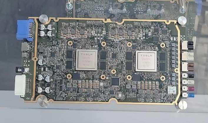 babujushi's tweet photo. 抗共保台之外，談談特斯拉（Tesla)的發展。

目前台灣內有賣國病毒肆虐，外有中共機艦騷擾，局勢可謂風雨飄搖。在這種情況下，可能很多人沒有注意，ㄧ場劃時代的汽車工業革命即將到來。

本年11月特斯拉推出了V 14.2 版的全自駕（Full Self Drive , FSD )軟體，試用者紛紛給予「完美」、「難以置信」等等高度的評價。

V14.2 FSD 可以把車子從自家車庫開出，到目的地的停車位停好，全程無需駕駛人介入。

我上周也和朋友試用過上一個版本V14.1.7，開的是Cybertruck (如圖1）。我們體驗到，這個版本的FSD，從海邊沙灘到鬧市街道，從擁擠慢行到高速飛馳，它都應付裕如，比我們自己開車還要老道順暢。
￼
能親自體驗一個新時代的來臨，讓我感覺既興奮又愉快。

從現在開始，AI 操控將迅速取代人類駕駛，讓車輛行駛完全自動化。其主要原因是FSD帶來的安全性，現在已經是人類的九到十倍，未來更可能超過百倍。

關於AI帶來的進步，我有深刻體會。

我是下棋的人，圍棋、象棋、西洋棋都下。以前的人認為，不管電腦多厲害，都不可能在圍棋上贏過人類。2016年三月，圍棋軟體AlphaGo擊敗了當時的世界棋王李世石，顛覆了人類認知，震撼了世界。

AlphaGo 風騷沒多久，2017年12月AlphaZero問世了，馬上以100 : 0 的戰績完勝了AlphaGo。

神奇的是，AlphaZero 使用的硬體比AlphaGo 簡化很多，棋力卻高出很多。

AlphaGo使用了48顆Google的學習和運算晶片TPU(Tensor Processing Unit)，AlphaZero只使用了4顆；AlphaGo還需要1200多顆CPU晶片，AlphaZero 則幾乎不需要。

AlphaGo 下載了數十萬局人類棋譜，意圖模仿前人下法，所以需要複雜的硬體；但AlphaZero不抄襲人類下法，而是不斷自我對弈，自己學習，所以需要的硬體結構相對簡單，但效果驚人。

一部AlphaGo完訓出師，需要幾個月的時間，但一部AlphaZero訓練完成，卻只需要大致34小時。AlphaZero 能將AlphaGo徹底擊敗，證明了機器自我學習產生的運算和推理能力，遠勝於人類的所謂「千年智慧結晶」。

AlphaZero完勝AlphaGo的事例，將在汽車自動駕駛領域重演。

目前所有汽車的自動駕駛軟體，除了特斯拉之外，都是軟體工程師寫的指令，如「看見紅燈停車，綠燈可以前進」之類。這是由工程師指導汽車駕駛，許多意外情況照顧不到。

特斯拉的自駕軟體，自V12 版開始，拋棄了數十萬行以前工程師編寫的指令，讓特別設計的「端到端神經網路」，觀看超過十億英里的駕駛影片，自我學習，從而建立接近直覺的駕駛行為。結果其自駕軟體（FSD)展現了快速和驚人的進步。

AlphaZero完勝AlphaGo的案例，證實電腦自我學習，其速度和效果會遠超過人類的指令。我個人試用V14.1.7版本的經驗，覺得它已經遠勝我這個有五十年開車經驗的「老司機」。馬斯克說，特斯拉即將推出的V.14.3版本，會完成FSD的最後一塊拼圖，意思是它將解決自動駕駛的所有問題。

我對馬斯克的預告深信不疑。

所以我們現在要問的問題，不是全自動駕駛能不能成功，而是自動駕駛成功了以後，會帶來哪些改變？

首先不容忽視的，是特斯拉這家公司的投資價值。FSD的成功，讓特斯拉從電動車製造商升格成為自動駕駛的霸主。他們不僅能夠出售F S D的軟體，還能夠提供無人駕駛的計程車服務。由於節省了人力成本，未來特斯拉無人計程車(Robotaxi)的乘坐價格有望降為Uber的1/5，而其安全性和舒適性則會超過Uber許多倍。

特斯拉用其自行研發的兩個AI 4 晶片（如圖2），就完成了全自駕（FSD）功能，但馬斯克仍然努力要推出AI 5、 AI 6 等下一代人工智能晶片，顯然他除了電動車之外，還要繼續推動所有機器的智能化，如人形機器人等等。
￼
我寫這篇臉書，不是要鼓吹大家去買特斯拉的股票。由於特斯拉股票價格上下震盪非常激烈，我反倒要勸心臟不好或有高血壓的網友，不要去碰這檔股票。畢竟賺錢雖好，但生命更寶貴。

我講述特斯拉，是希望我的網友能注意到世界上許多有趣而重要的發展。

我們在台灣抗共保台、維護主權，自然會引起中共和其同路人的仇視、憎恨，難免受到誹謗、造謠、醜化和攻擊。這時候，維持興致，追求美好很重要。有人說，面對敵人，保持快樂就是最好的報復；誠哉斯言。