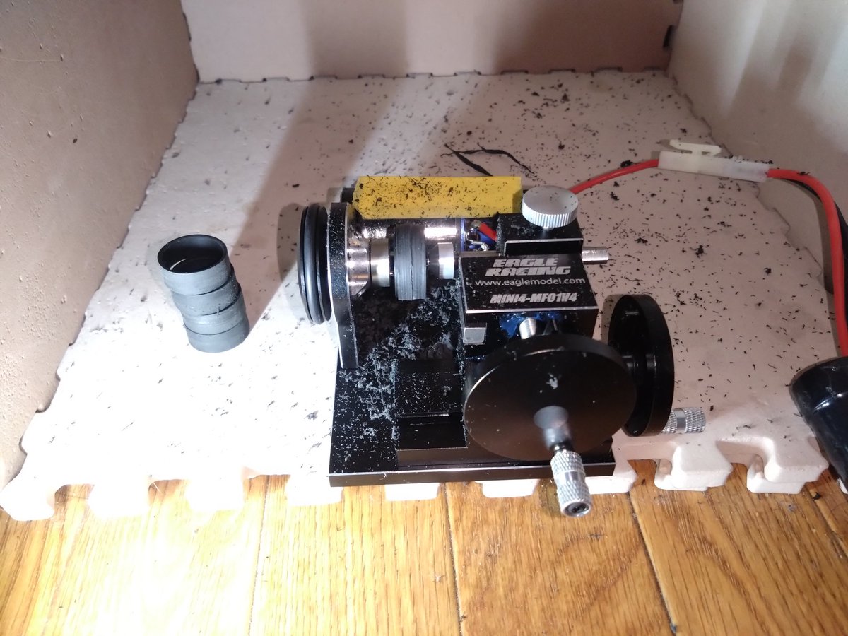 9999Technology's tweet image. ライキリ用の黒ローフリを切ってます！隣のアパートの解体工場が5日前から始まり、光が遮られ、ライト🔦を使いながら、作業！