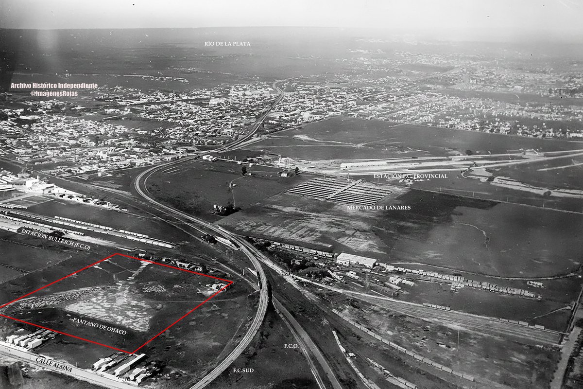 Foto aérea de 1925 del "Pantano de Ohaco" donde Independiente construyó su estadio, primero de cemento con una visera en voladizo. En rojo el predio original adquirido ese mismo año. Notar el desnivel del terreno que tuvo que ser rellenado para construirlo.