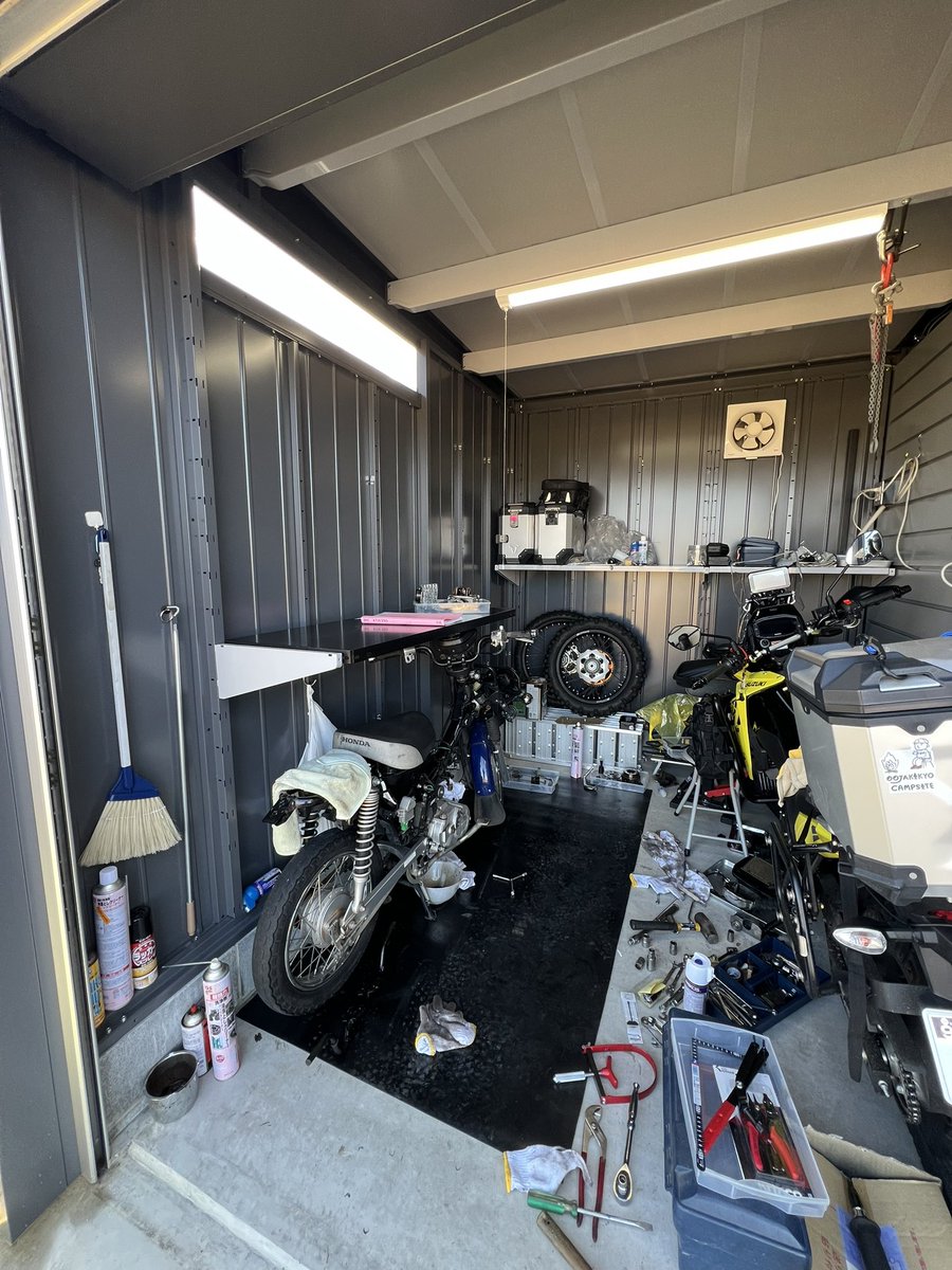 jeep_takeuchi's tweet photo. ＃スーパーカブ110プロ ja42

ガレージが狭い！
文句言っても広くならないので
作業台を追加！

平面思考では無く立体で工夫する！ https://t.co/x7VmHDKv2k