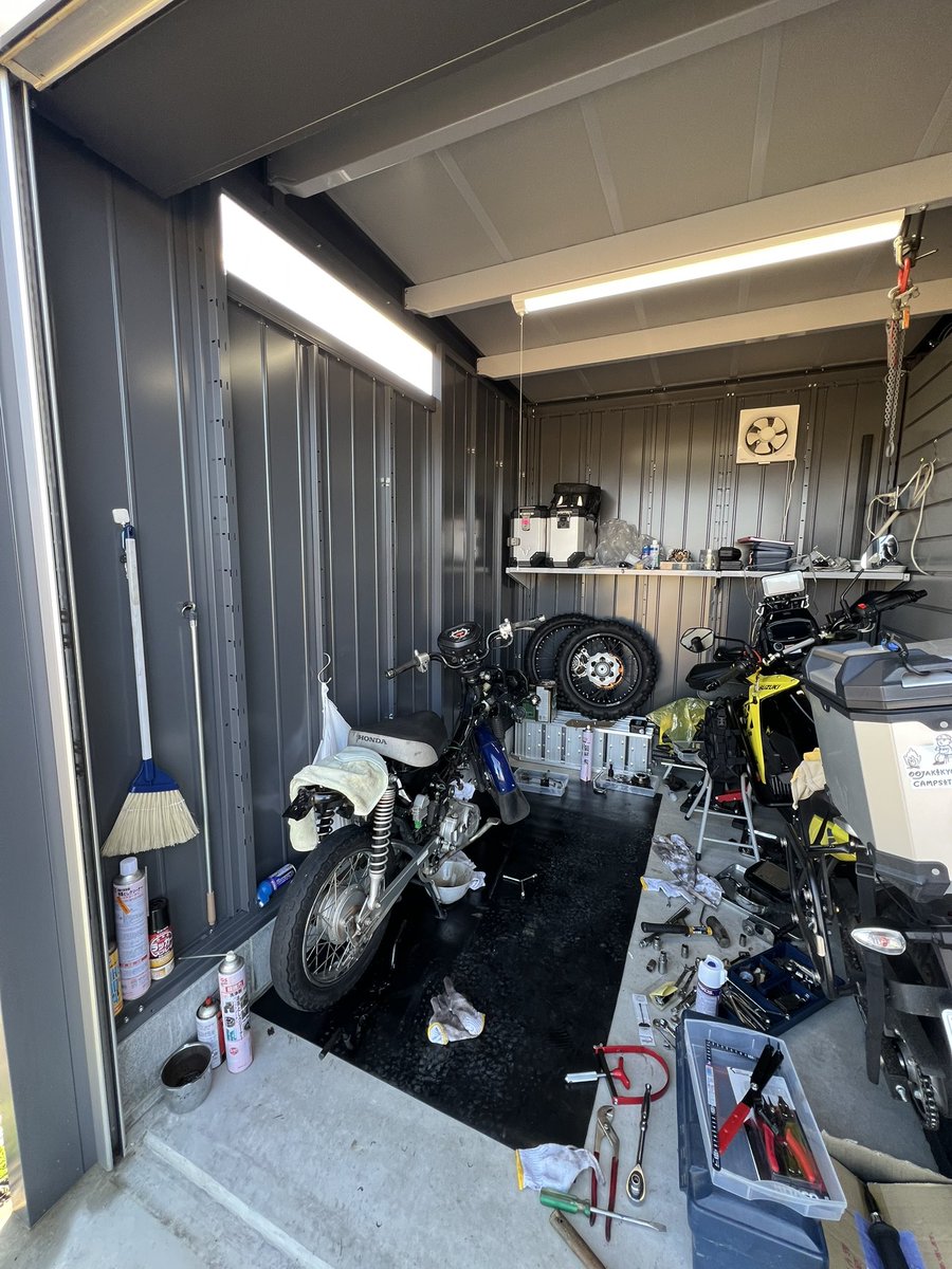 jeep_takeuchi's tweet photo. ＃スーパーカブ110プロ ja42

ガレージが狭い！
文句言っても広くならないので
作業台を追加！

平面思考では無く立体で工夫する！ https://t.co/x7VmHDKv2k