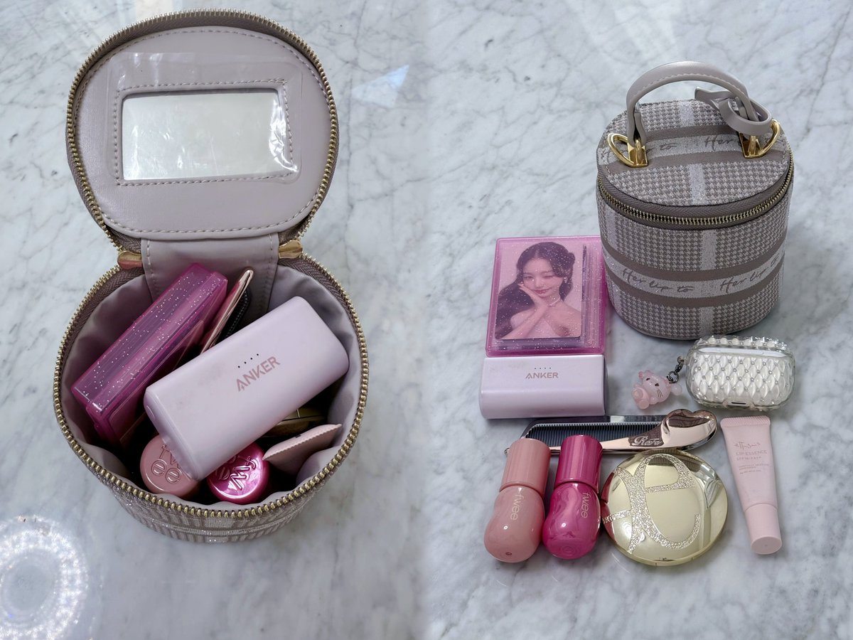 aa_chan37's tweet image. HLT Jacquard Vanity BagとMiniのnude pink🎀 サイズ感の比較と荷物いれてみた♡ ミニバニティはかなり小さくてiPhone16proはいりません！ReFaのコームは縦ではいらなく斜めにすれば入ります🫶🏻 タグがついててかわいい♡

硬い素材で取っ手以外はかなり長持ちする最強バッグだと思ってる😽🩷
#Herlipto