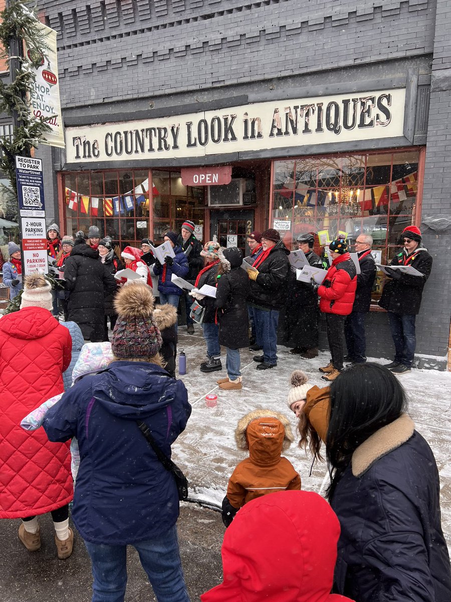 MyersVote's tweet image. Great day volunteering at Christmas In Excelsior and celebrating all the small businesses that support our communities and provide so many jobs in your backyard and across the state.  #yourbackyard #smallbusinesssaturday #christmas