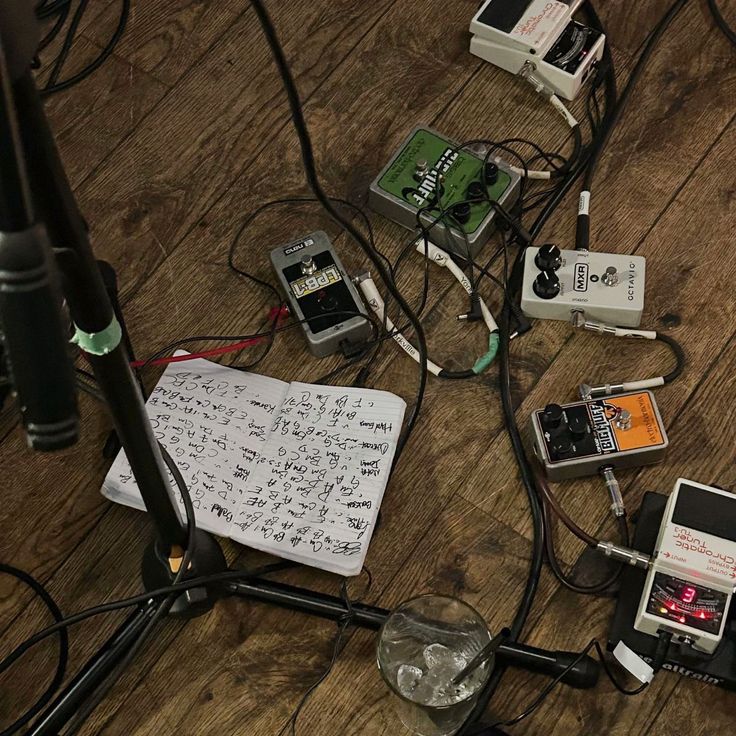 ecahelusp's tweet image. — 𝓗𝓮𝓵𝓸  📼 | #studytwt, #studytwtbr
⋆ Cursando o E.M! 
⋆ Comunicações (P&amp;amp;P, Jornalismo e R.I)
⋆ Foco: Fuvest, Unesp 
๋ ࣭ ⭑๋ ࣭ ⭑Ademais, falo sobre Sabrina Carpenter, Jogos Vorazes, BTS e livros