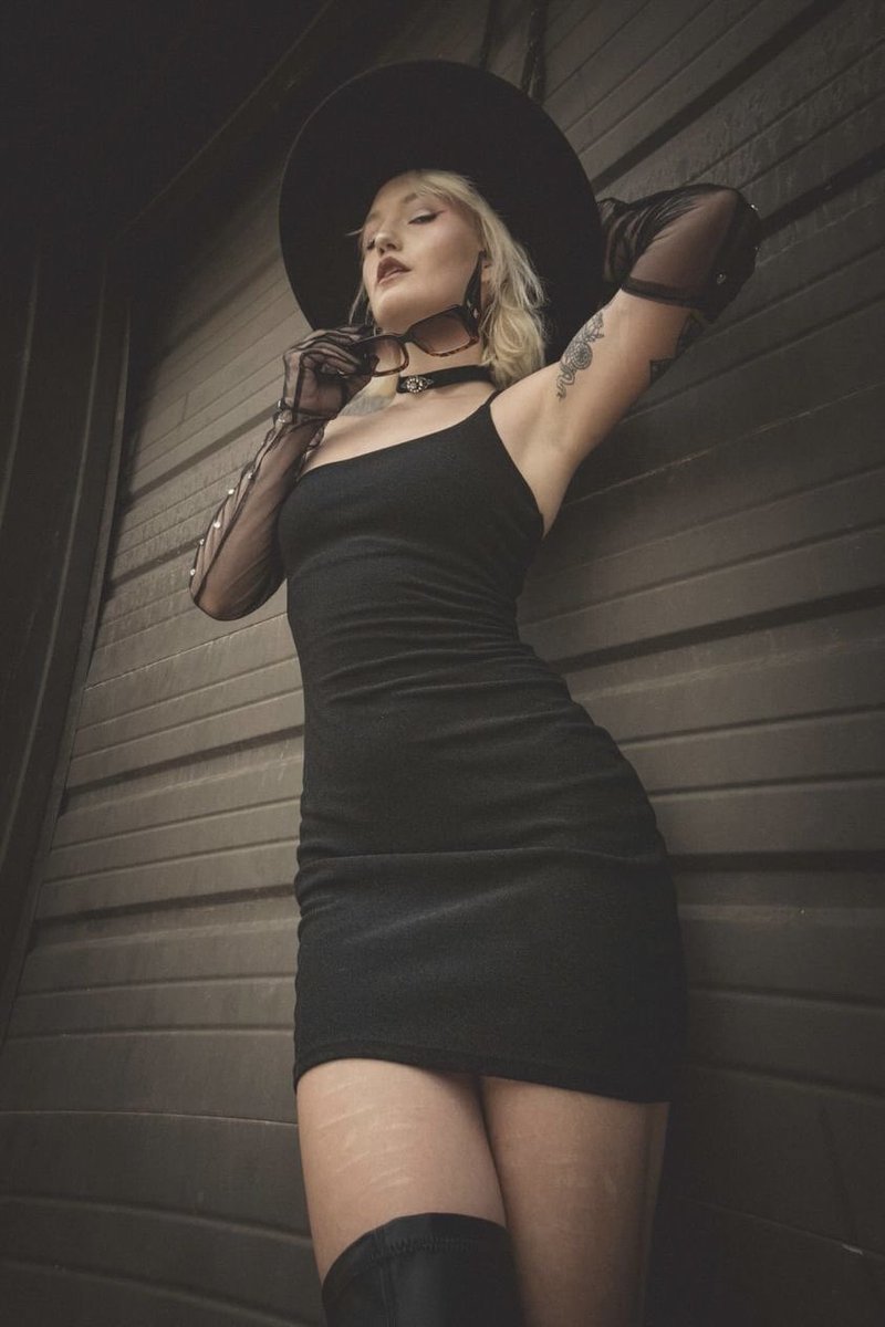 SunnyBreezzze's tweet image. Where elegance flirts with danger. 🖤⛓️‍💥

#InTheDetails
#MoodyAesthetics
#VisualMood