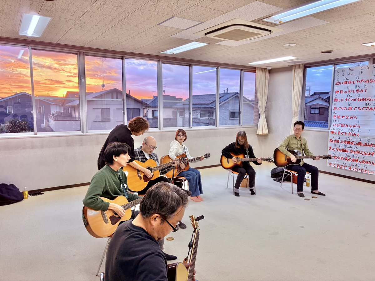 manic_lab's tweet photo. 「アコ大メンバー限定・無料ワークショップ in 流山」

参加者の皆さん本当にありがとうございました😊

色んなことにチャレンジして貰って、新しい刺激や体験がありましたね❗️
そして何よりモチベーションの高い仲間同士の情報交換もできて、とても有意義な時間になったと思います🎸
また一緒に体験をシェアして、日々のギター練習の上達に繋げていきましょう😊