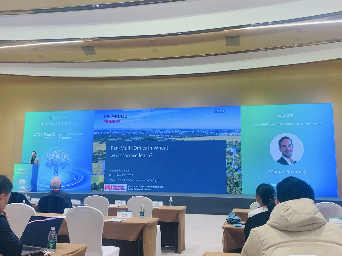 Ale_Raza6's tweet image. #Day3 of STOC Plant 2025 is kicking off with the second keynote by @ManuelSpannagl from @MU_CCFI_Biotech @MurdochUni 🇦🇺 

Pan-Multi-Omics in Wheat: what can we learn? 🪴 🧬 🍱 

#STOCPlant2025 #spatialomics  #spatiotemporalOmics #omics #plantscience #PanOmics #Pangenome