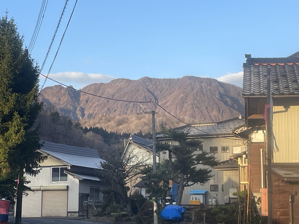 今朝の摩耶山⛰️紅葉も終えて葉も落ち切った
すっかりはげ山になりやした。自宅の雪囲いも終えたし、あとは雪が降るのを待つばかり
#摩耶山 
#鶴岡市
