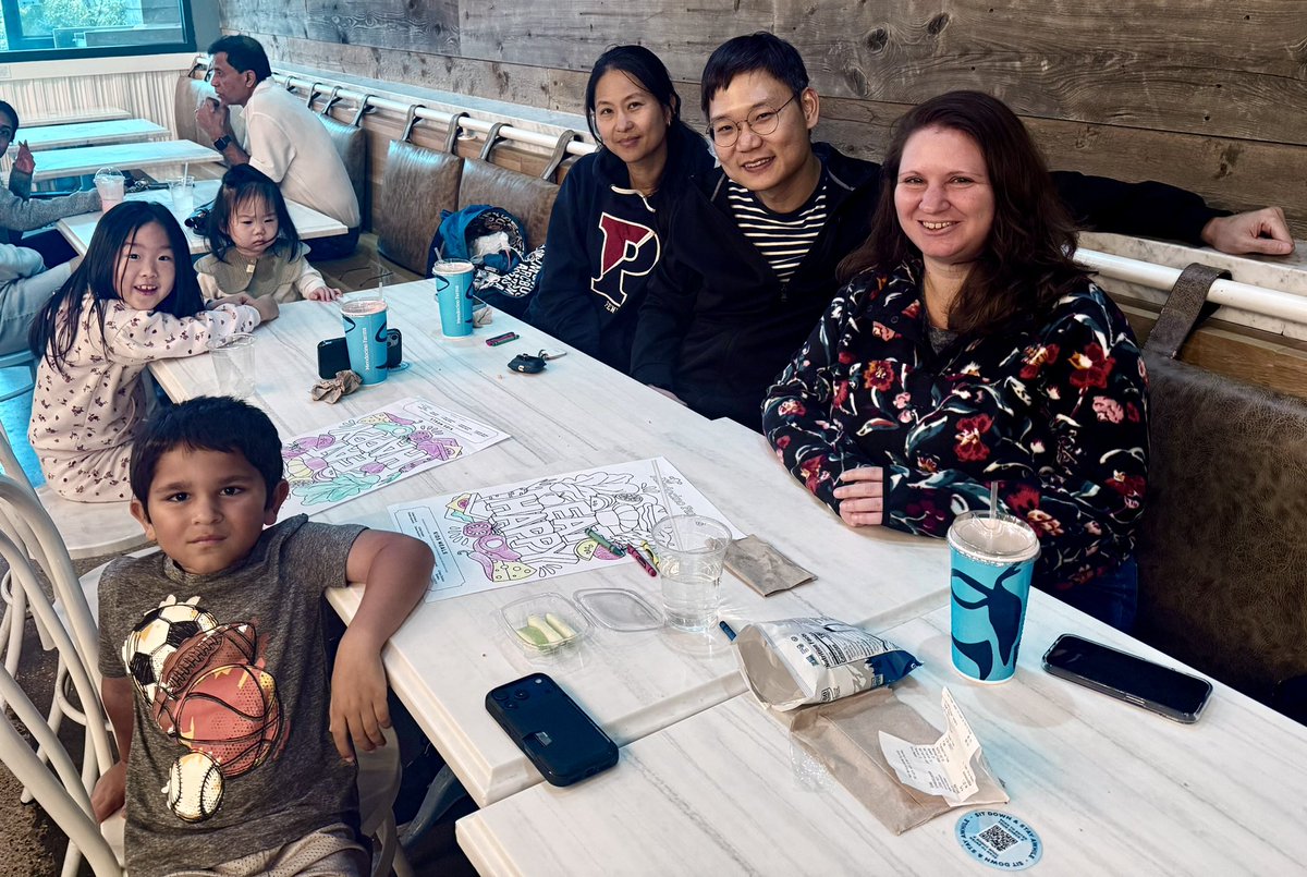 StephDudzinski's tweet image. 🙏🏻 Thankful for our amazing #radonc field that gives you such wonderful colleagues &amp;amp; friends across institutions that you meet up outside of conferences with your families!
@JosephKwonMD @UTSW_RadOnc