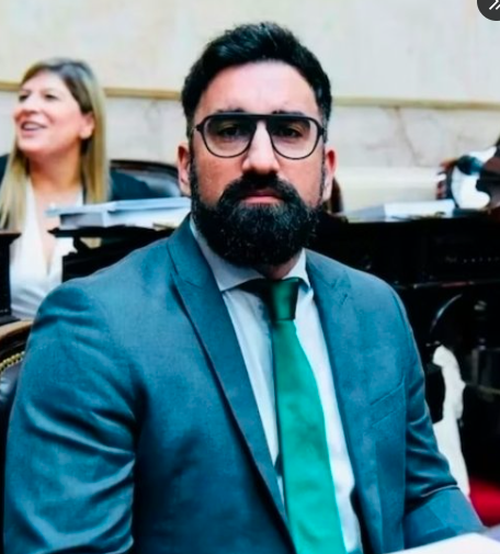 Lamentable personaje, que además de ser diputado dirige una fundación llamada "Libertad", que se dedica a hacer cenas a las que acuden los garcas de siempre (o sea, digamos: casta). Traicionó a sus votantes y se pasó al bloque de LLA, para sostener a gobierno corrupto de <a href="/JMilei/">Javier Milei</a>.