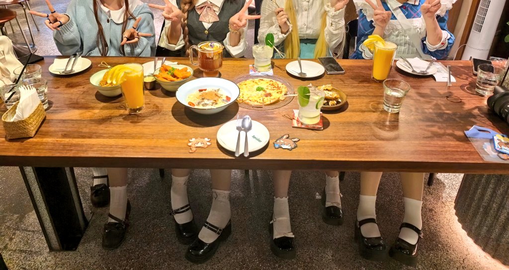 Mckk1717's tweet photo. 这张吃饭的照片没有在任何公开的社媒上发过，所以往这里放放吧 https://t.co/mh4at4pvDH