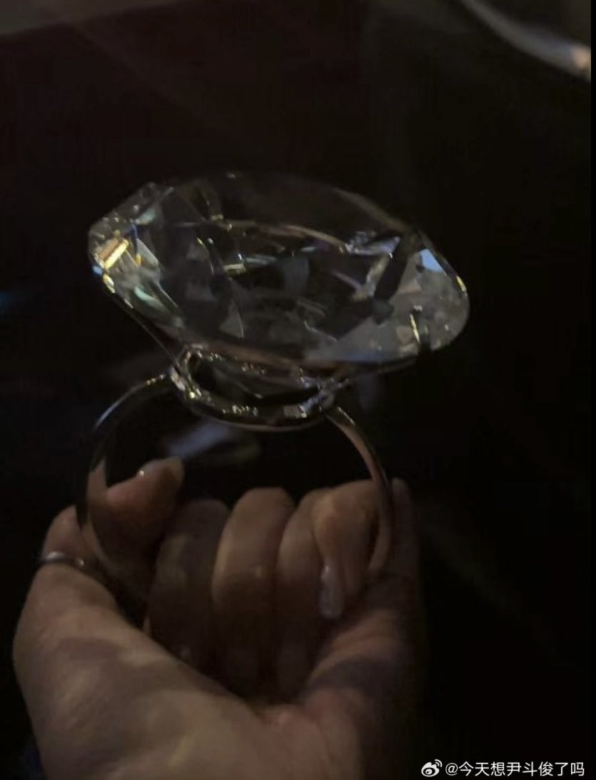 yourb2utylight_'s tweet image. Just saw a post of a fan asking Dujun to marry her (as a joke obviously) during the photo op with a giant ass diamond ring 😂 and apparently Dujun froze and shook his head slightly then said “hmm~” and did his adorable scrunch face and turned her down politely 🥹💙
(cr:…