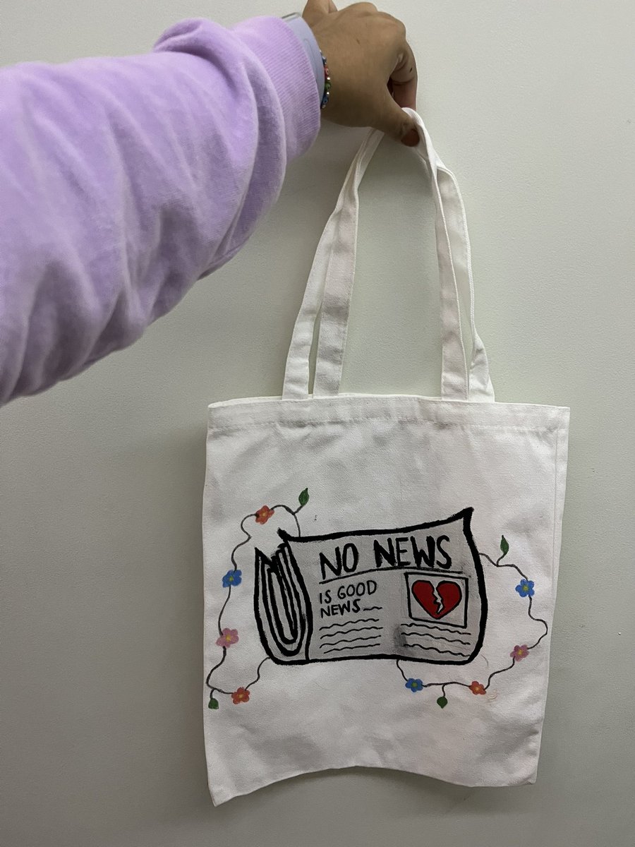 rueldoodles's tweet photo. First time putting a doodle in a tote bag https://t.co/BDlrBqUxYv