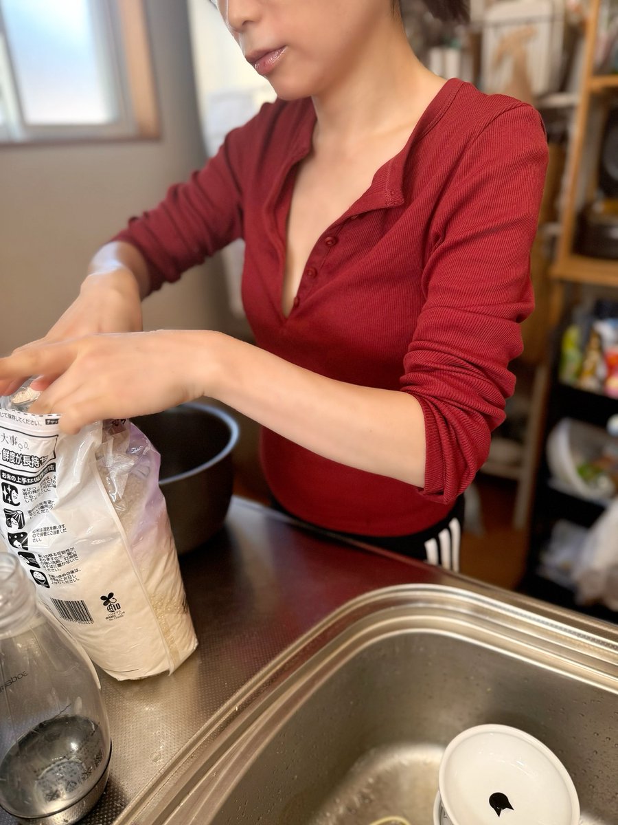 今日は近所の公園でピクニック🛝
おにぎり作ってます…🍙✨
お米が貴重だから、ご飯炊くだけでもちょっとドキドキしちゃう😂
ぽかぽか陽気で楽しいお昼になりますように💓