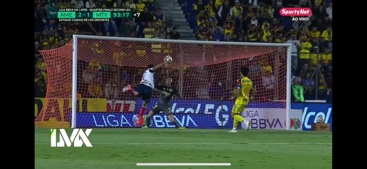 Sony_10's tweet photo. @RafaeIRamosV Malagon agachándose, no es la primera que hace eso,.. centro viene de lejisimos, debe de jugar al borde del área chica, es increíble https://t.co/HPrDRzTMkW