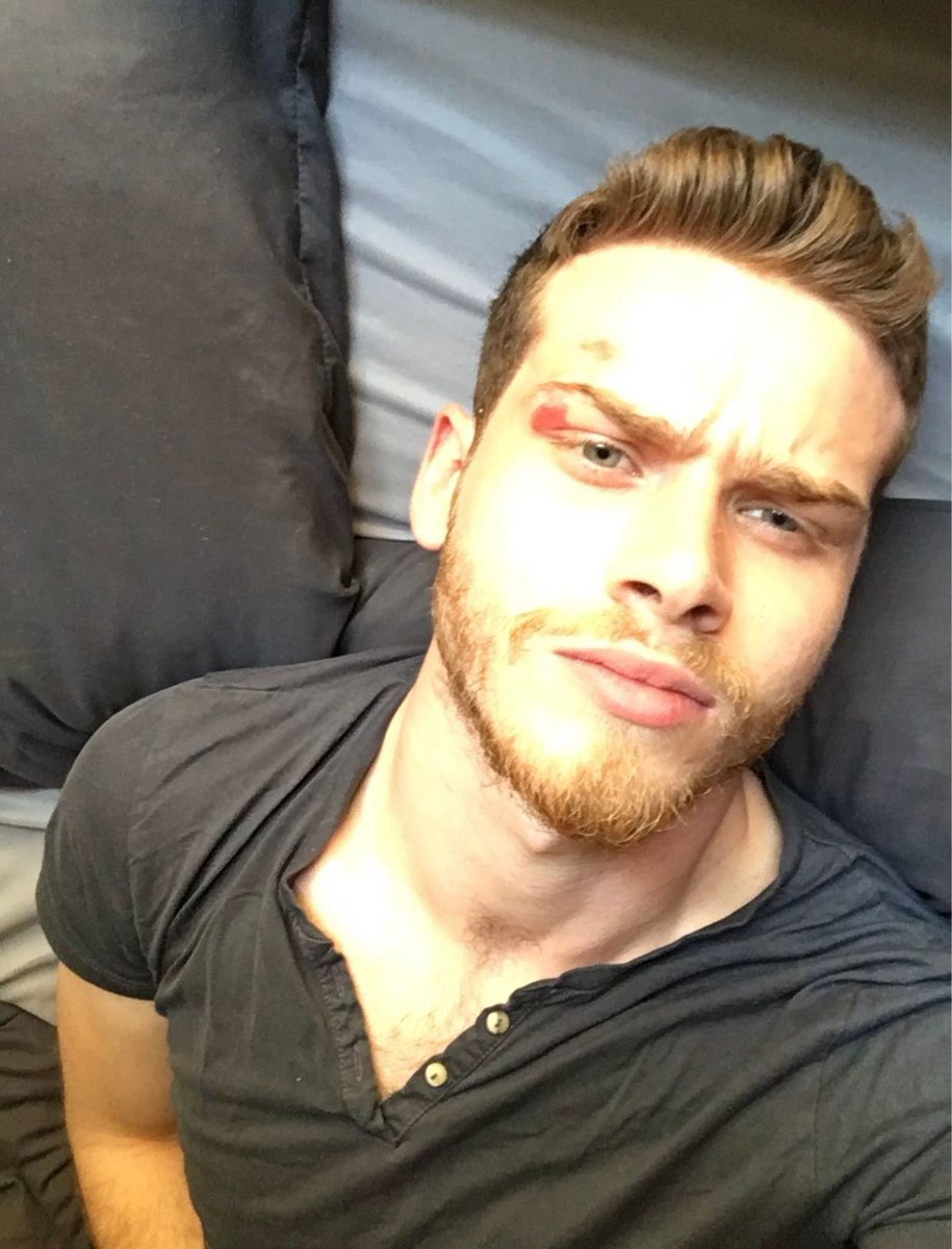 G00D_LAWYER's tweet image. ———— Por fin en casa. . .

Está acostado en su cama, perdido en sus pensamientos pero con su cara de pocos amigos.