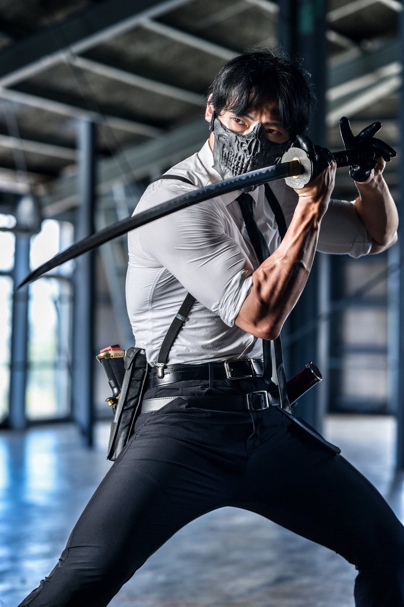 ドリフターズの島津や忍たまの天鬼みたいな「刀の刃を相手に対して真っ直ぐ後ろに構えると長さが見えにくくなるから実戦的」ってやつですが、刃を相手に真っ直ぐ向けても長さが分かりにくいんですよね

コスプレの時は写真に写りにくくなるからこんな感じで刃を少し傾けたりしますが