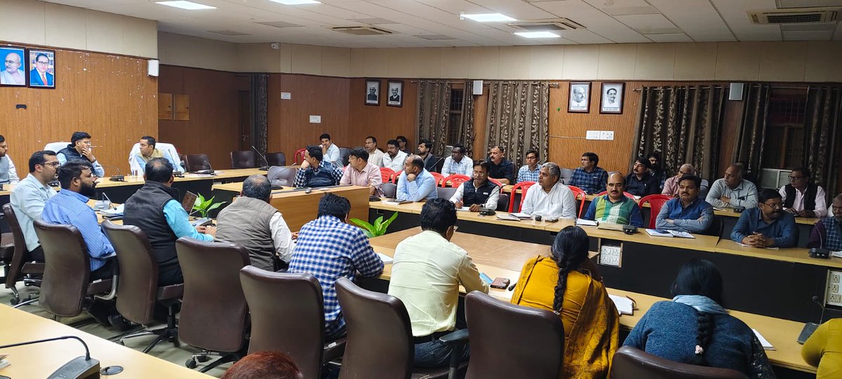 आज दिनांक 15.11.2025 को विधान सभा निर्वाचक नामावलियों के विशेष प्रगाढ पुनरीक्षण (एस०आई०आर०) के सकुशल सम्पादन किये जाने हेतु सेक्टर ऑफिसर के साथ बैठक कर आवश्यक निर्देश दिये गये। <a href="/ceoup/">CEO Uttar Pradesh</a>