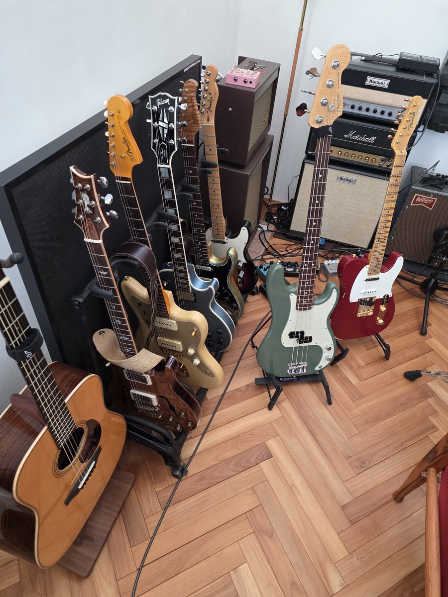 メインギター(ベース)達。
なんか彩り豊かになってきた