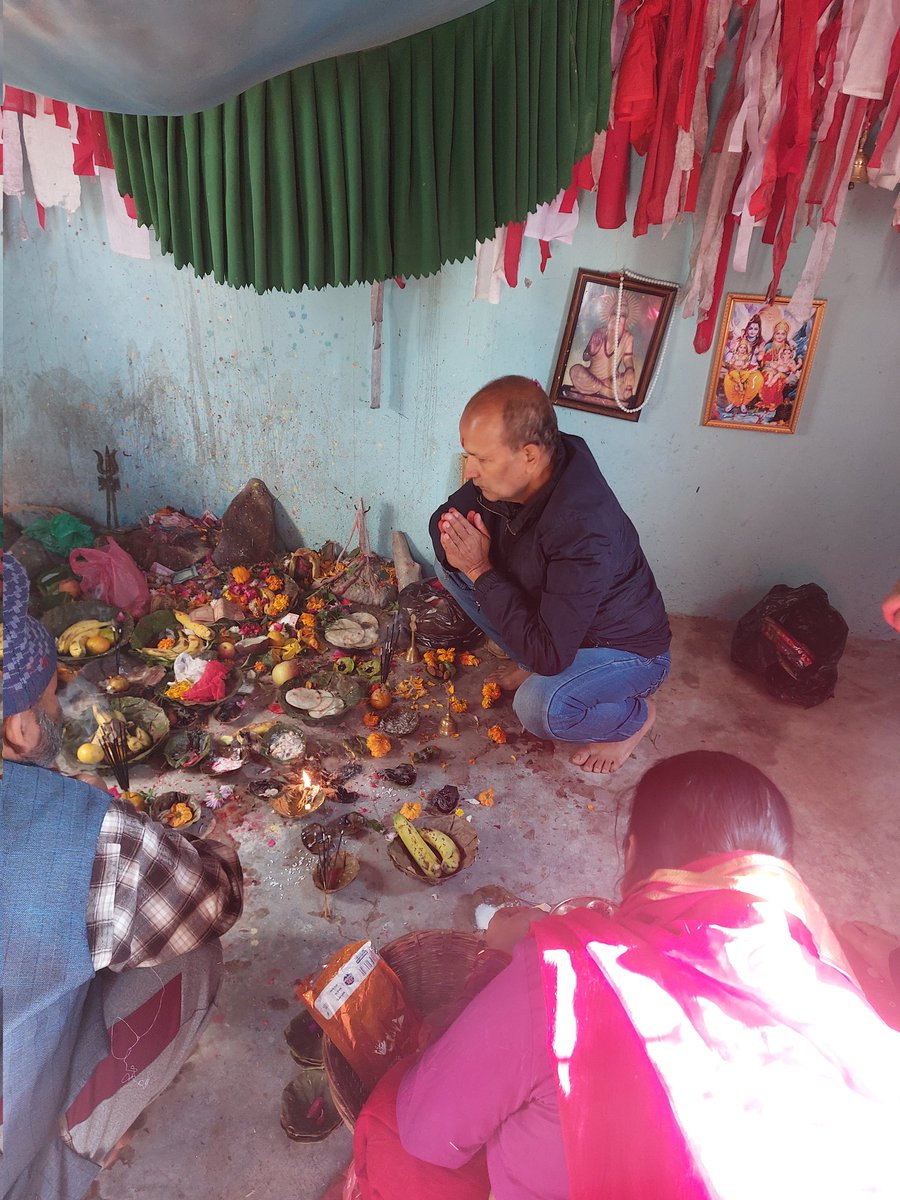 kumarjunu's tweet image. मङ्सिर महिनाको पहिलो मङ्गलबार ( २०८२ - ०८ - ०२ )
बिहान #घरमा धार , धुप गरि #अङ्ख्याल_कुल_देवताको मन्दिर दङ्गिशरण - ५ , #सलौरामा दर्शन , पुजा - आजा , धार - धुप गरेको अवस्था !
जय #कुल_देवता 🙏🙏
जय #अङ्ख्याल  🙏🙏
जय #कौडिन्य 🙏🙏
जय #आचार्य 🙏🙏