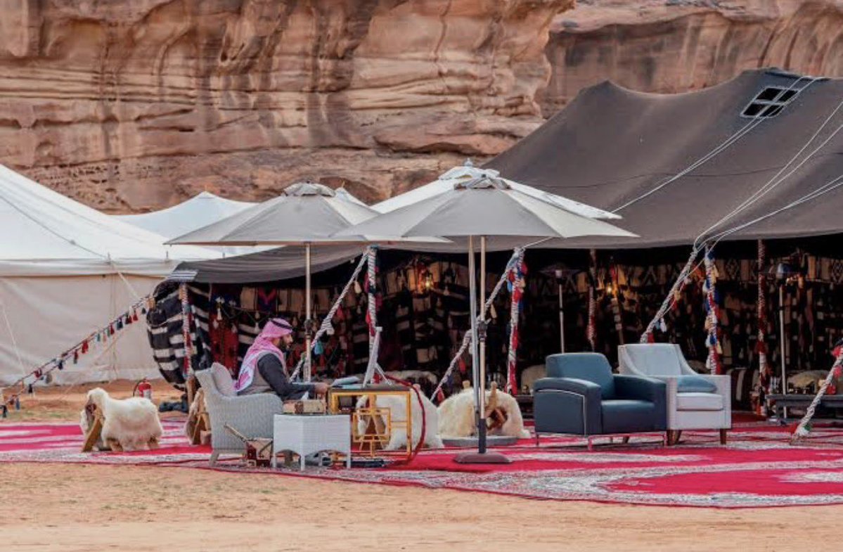 يا فخرنا   ياعزنا   ياذرانا..
ياجامع خيوط البنا والسياسه،،
من بيت غزله نابتٍ من ثرانا ..
      تهتز له بيبان الابيض وساسه ،،

✍🏼