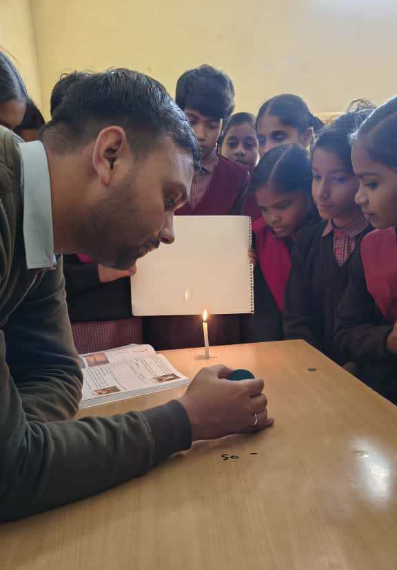 projectmala's tweet image. Our class 7 students at Project Mala School Guria are working on a science project on the formation of images by concave and convex mirrors, guided by our Mr. Rajiv Pandey.

We&apos;re proud of our students&apos; enthusiasm and curiosity.
#ConcaveAndConvexMirrors #SchoolProject