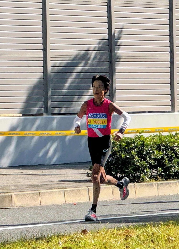 RUNNETJP's tweet image. 🎊世界初！67歳でサブスリー達成🎊

11月16日の神戸マラソンで、60歳以上女性世界初のサブスリー達成者である弓削田眞理子さんが、67歳にして2時間58分59秒（グロス2時間59分2秒）のサブスリーを成し遂げました。
65歳以上女性世界初のサブスリー達成となります！…