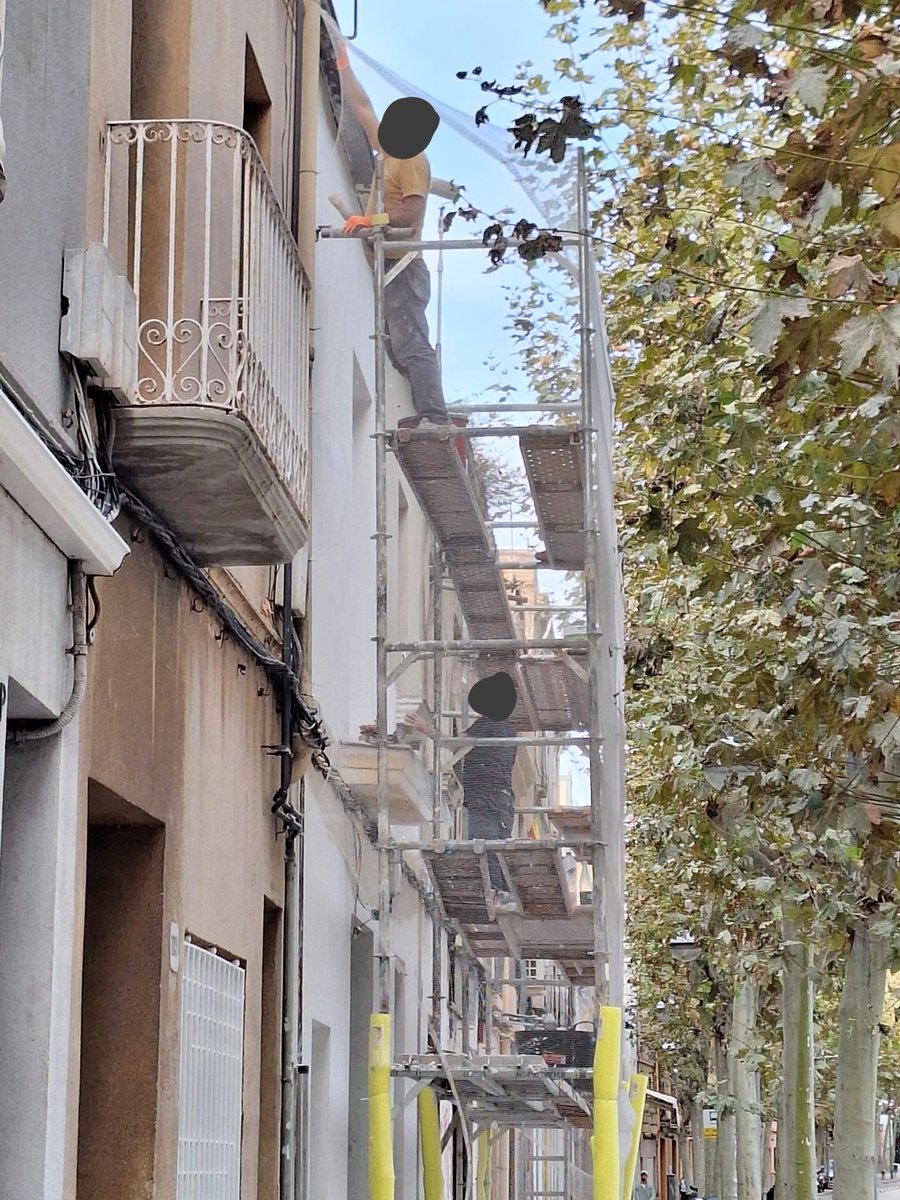 MiroClosa's tweet image. 🚨🔊RIESGO GRAVE DE CAÍDAS EN ALTURA💥🤕

👷🏻‍♂️Trabajos en estructura tubular metálica🪜, andamio🏗️:

❌Montaje deficiente🏚️
❌Plataformas de trabajo deficientes🚷
❌Barandillas incompletas🚧

✅Plan de Montaje/Uso y Desmontaje RD2177, Norma UNE 12810-12811⚖️📚

#PRLimages #PRL