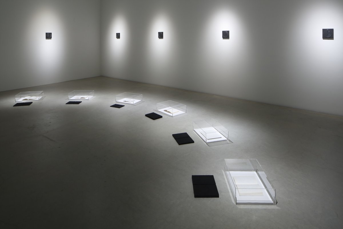 【「コレクション展2　文字の可能性」アーティスト・トークを開催します！】
セシル・アンドリュ
📅12/7(日)14:00〜15:30
本トークでは、展示中の作品《定時課》についてや、近年の制作のテーマや作品についてもご紹介いただきます。
#金沢21世紀美術館 
kanazawa21.jp/data_list.php?…