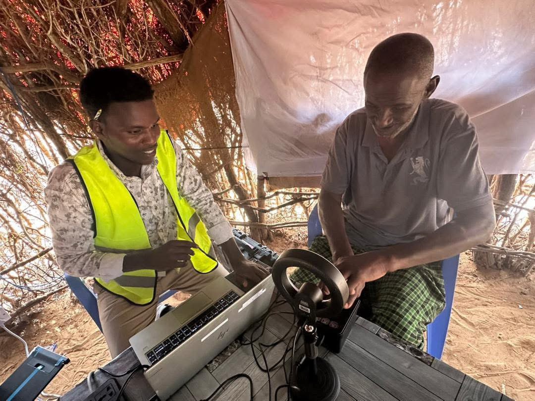 AbdiAddow1's tweet image. Dadka jooga tuulooyinka fog fog ee hoostaga Degmada Cadale ayaa isdiiwaangellinaya. 
Waxay Cadeyn u tahay in Soomaalida ay diyaar u yihiin in ay doortaan qofka metelaya. Anagana waxaan ballan qaadnay in aan taas u fududeyno.