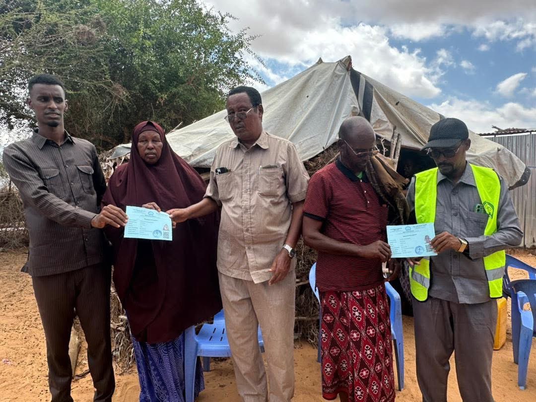 AbdiAddow1's tweet image. Dadka jooga tuulooyinka fog fog ee hoostaga Degmada Cadale ayaa isdiiwaangellinaya. 
Waxay Cadeyn u tahay in Soomaalida ay diyaar u yihiin in ay doortaan qofka metelaya. Anagana waxaan ballan qaadnay in aan taas u fududeyno.