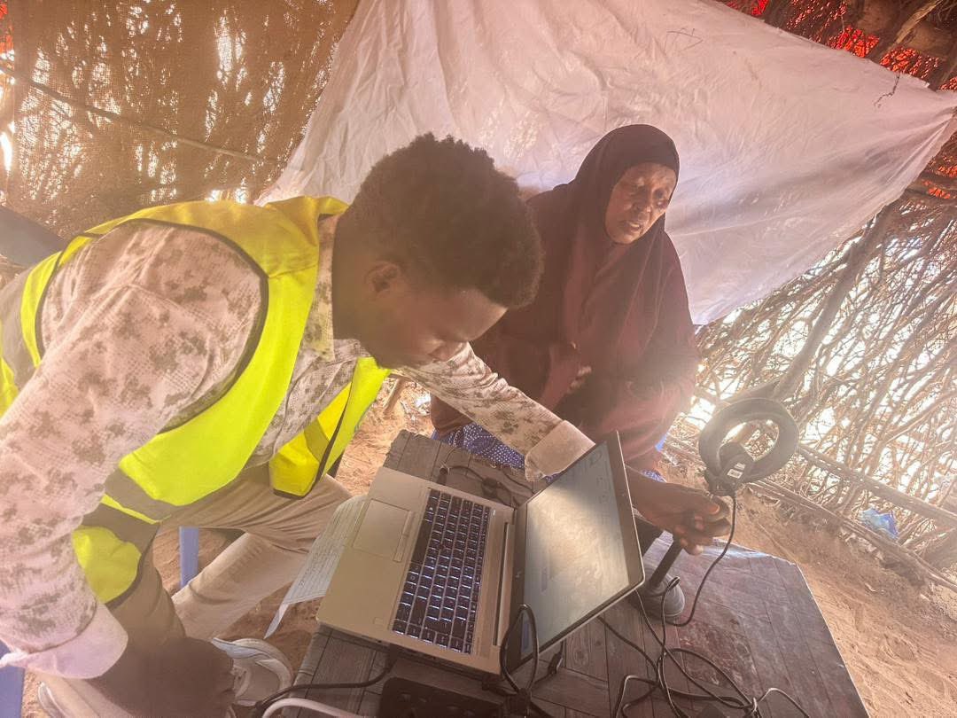 AbdiAddow1's tweet image. Dadka jooga tuulooyinka fog fog ee hoostaga Degmada Cadale ayaa isdiiwaangellinaya. 
Waxay Cadeyn u tahay in Soomaalida ay diyaar u yihiin in ay doortaan qofka metelaya. Anagana waxaan ballan qaadnay in aan taas u fududeyno.