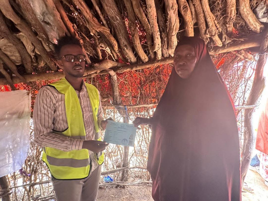 AbdiAddow1's tweet image. Dadka jooga tuulooyinka fog fog ee hoostaga Degmada Cadale ayaa isdiiwaangellinaya. 
Waxay Cadeyn u tahay in Soomaalida ay diyaar u yihiin in ay doortaan qofka metelaya. Anagana waxaan ballan qaadnay in aan taas u fududeyno.