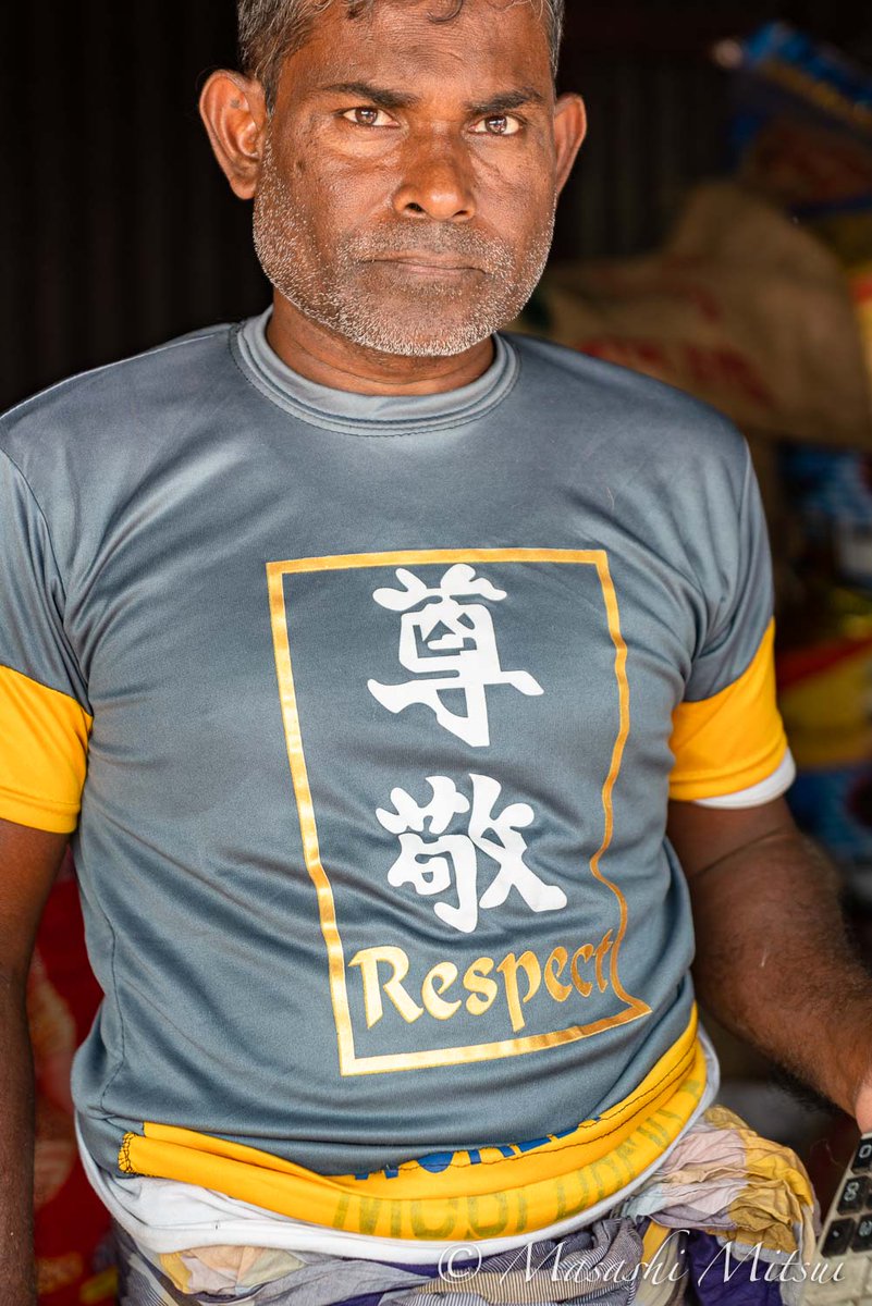 アジア各地で見かけた「謎の日本語Tシャツ」特集。左上から時計回りに、ミャンマー、インド、パキスタン、バングラデシュ。中でもインパクト大なのが「尊敬 Respect」。意味も字面もカッコいい。NBA選手がタトゥーで彫っていそうな雰囲気がありますね。
