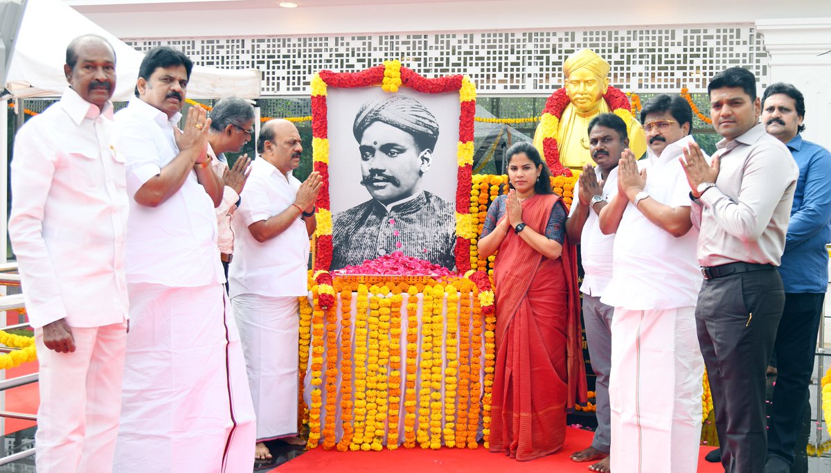 mkstalin's tweet image. திராவிட மாடல் அரசும் வ.உ.சிதம்பரனாரும்...

🔷 கப்பலோட்டிய தமிழரின் 150-ஆவது பிறந்தநாள் பெருவிழாவாகக் கொண்டாடப்பட்டது!

🔷 வ.உ.சி. பெயரில் 5 லட்ச ரூபாய் பரிசுத்தொகையுடன் சிறப்பு விருது அறிவிப்பு!

🔷 கிண்டி காந்தி மண்டப வளாகத்தில் வ.உ.சி. அவர்களின் சிலை திறப்பு &amp;amp; அவர் சிறையில்…