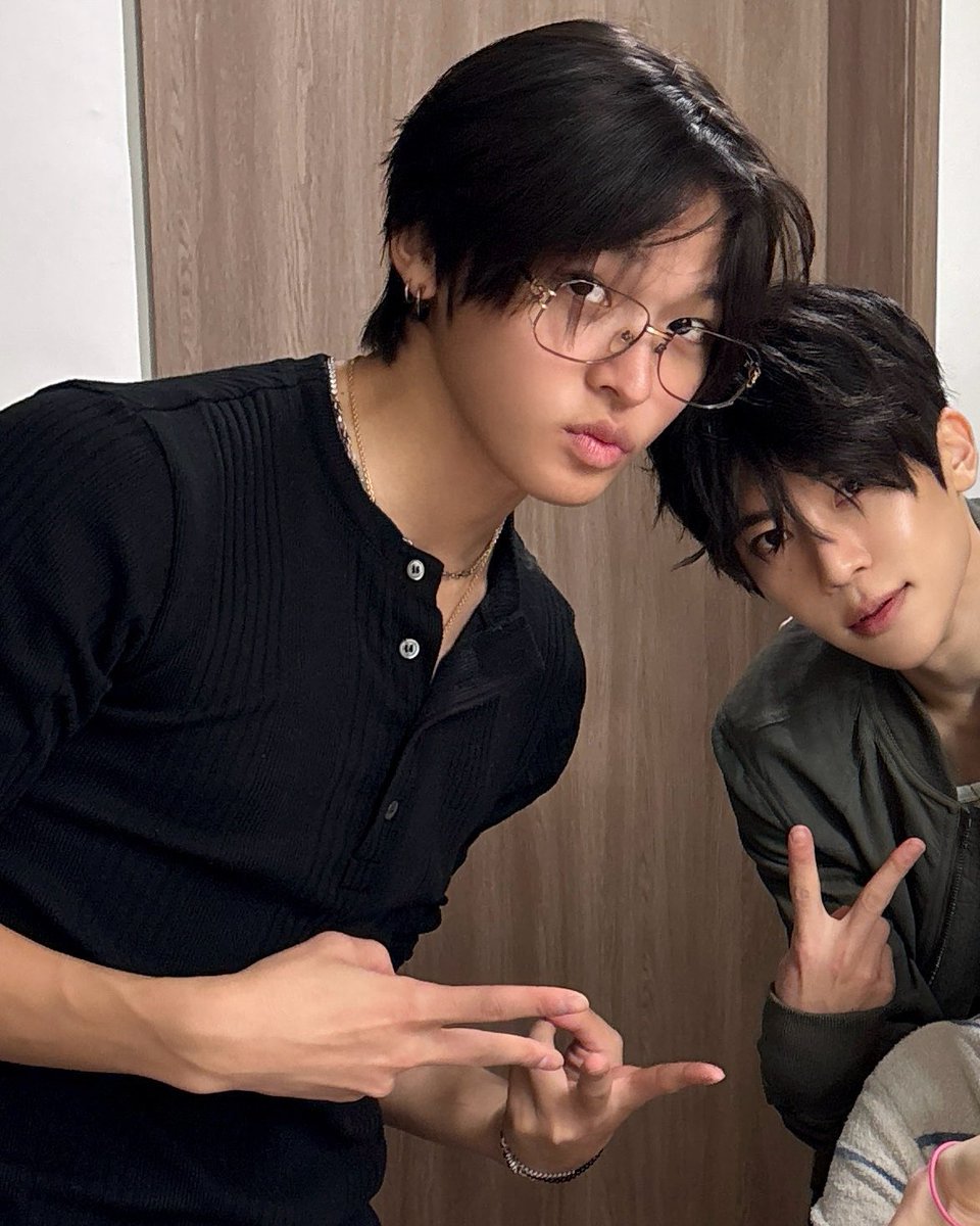 myr1ku's tweet image. 리쿠 안경 개좋다 😵‍💫💕💕💕