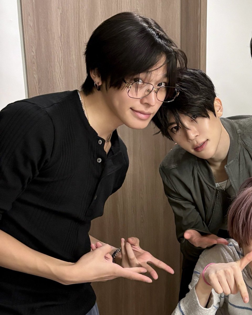 myr1ku's tweet image. 리쿠 안경 개좋다 😵‍💫💕💕💕