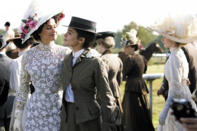 僕の100歳年上のココ・シャネルは、嫌いな価値観からファッション界をぶち壊してきたらしい。

当時コルセットドレス主流で上流階級の生き方に嫌悪感を抱いていたので、『自立した女性』としての動きやすいファッションを創作し成功した。
反面教師でより良い自分を形成することで、新しい発想を得よう