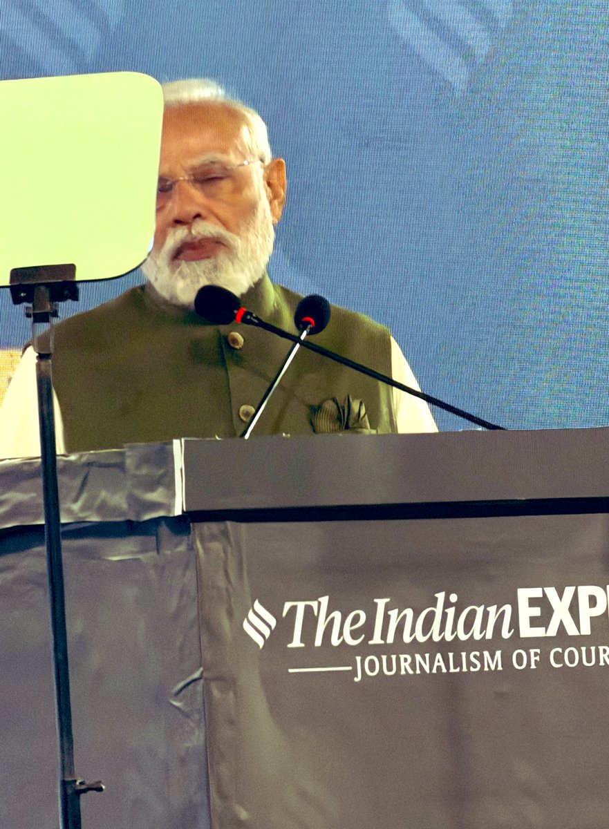 ShashiTharoor's tweet image. Attended PM @narendramodi’s #RamnathGoenkaLecture at the invitation of @IndianExpress last night. He spoke of India&apos;s &quot;constructive impatience&quot; for development and strongly pushed for a post-colonial mindset. 

The PM emphasized that India is no longer just an &apos;emerging market&apos;…