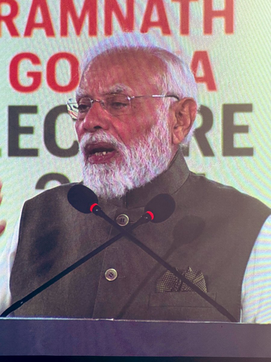 ShashiTharoor's tweet image. Attended PM @narendramodi’s #RamnathGoenkaLecture at the invitation of @IndianExpress last night. He spoke of India&apos;s &quot;constructive impatience&quot; for development and strongly pushed for a post-colonial mindset. 

The PM emphasized that India is no longer just an &apos;emerging market&apos;…