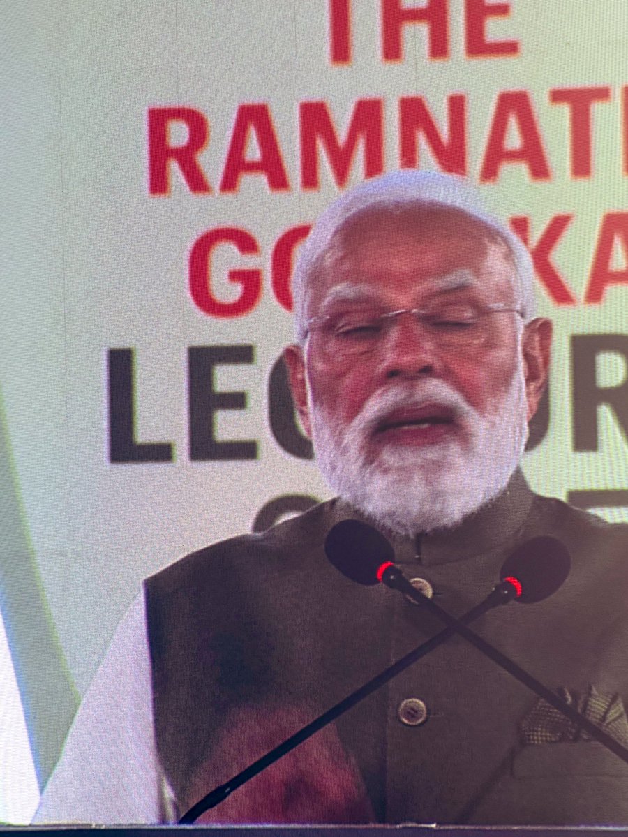 ShashiTharoor's tweet image. Attended PM @narendramodi’s #RamnathGoenkaLecture at the invitation of @IndianExpress last night. He spoke of India&apos;s &quot;constructive impatience&quot; for development and strongly pushed for a post-colonial mindset. 

The PM emphasized that India is no longer just an &apos;emerging market&apos;…