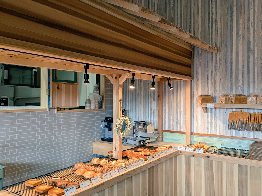 springworks2023's tweet image. ハウフルは今日と明日は定休日です。　
用足し帰りに立ち寄ったSUN BAKERYさんのクロワッサンで厨房おやつ。
大好きなクロワッサンが買えてよかったです♪
パンが大好きなので塩釜にパン屋さんが増えて嬉しいです。
instagram.com/sunbakery2025?…